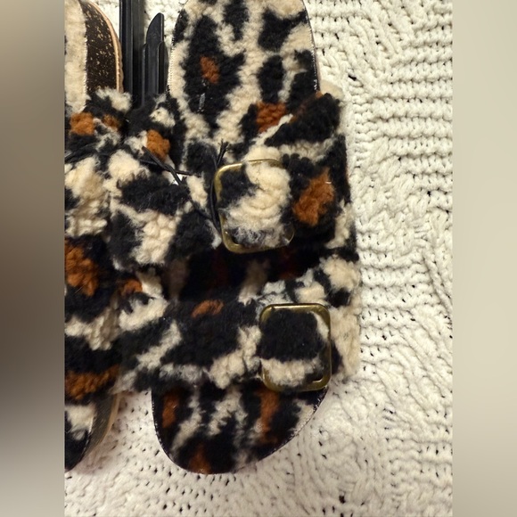 Secret Treasure NWT Women’s faux fur fuzzy double buckle slide slippers/shoe - Picture 2 of 4